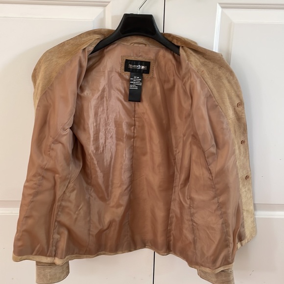 Women’s Tan 100% suede jacket, size medium. - Picture 3 of 4